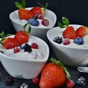 fragole e piccoli frutti e yogurt